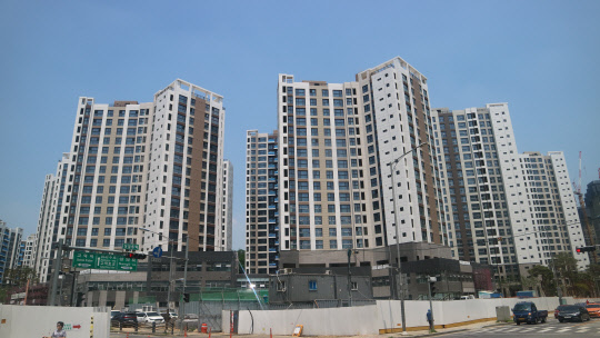 올해 초 서초구 헬리오시티를 중심으로 요동치던 전셋값이 고덕 그라시움 입주를 앞두고 서울 강동구로 옮겨갈 조짐을 보이고 있다. 사진은 준공을 앞둔 고덕 그라시움 전경. 이상현 기자